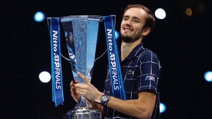 Daniil Medvedev z pucharem za turniej Nitto ATP Finals