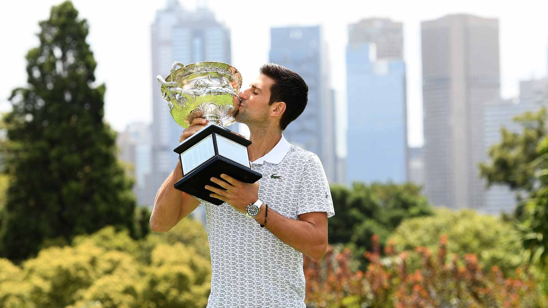 Novak Djokovic z trofeum za Australian Open 2020