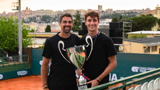 Jeremy Chardy i Ugo Humbert z pucharem Jeremy Chardy i Ugo Humbert trzymający puchar