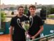 Jeremy Chardy i Ugo Humbert trzymający puchar