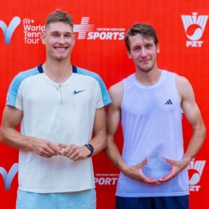 Szymon Kielan i Kirył Kiwatcew z trofeami