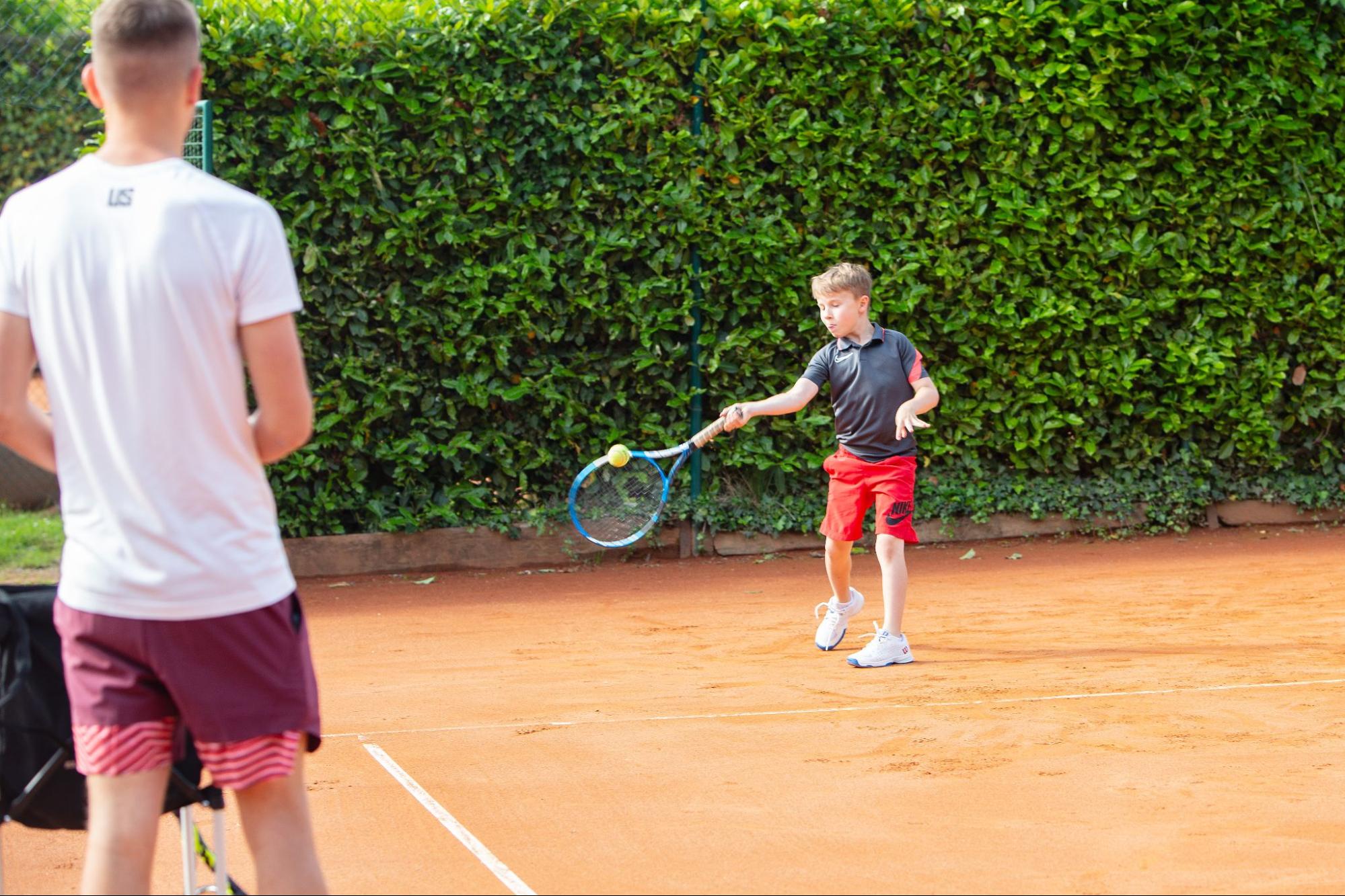 Obóz tenisowy jako forma treningu mentalnego – jak sport kształtuje charakter?