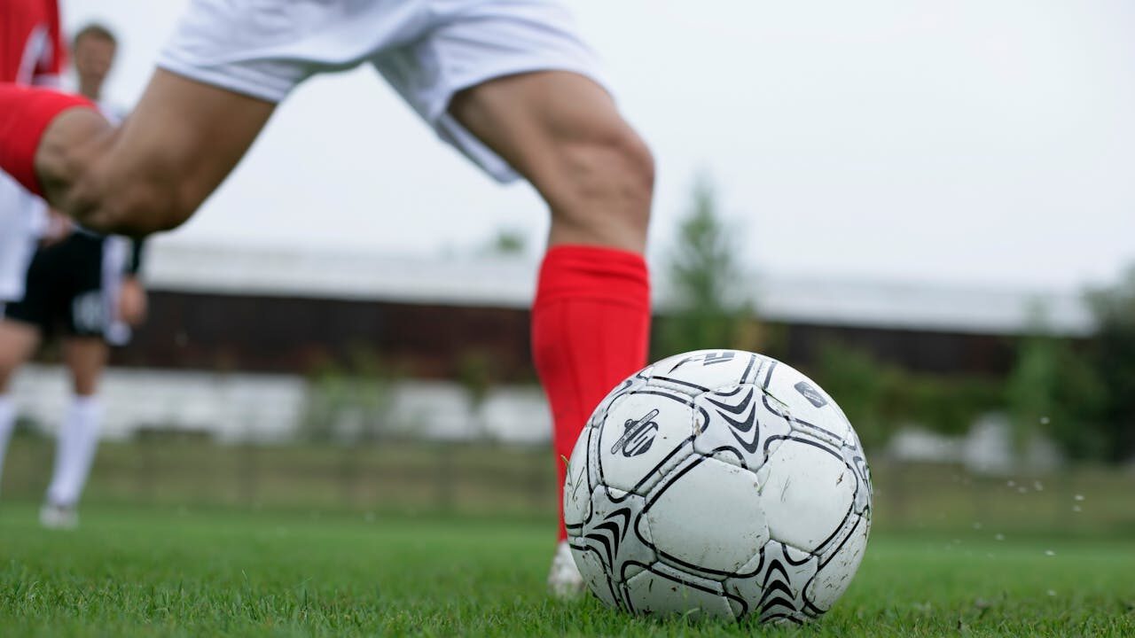 Kim jest sędzia i jakie ma uprawnienia na boisku?