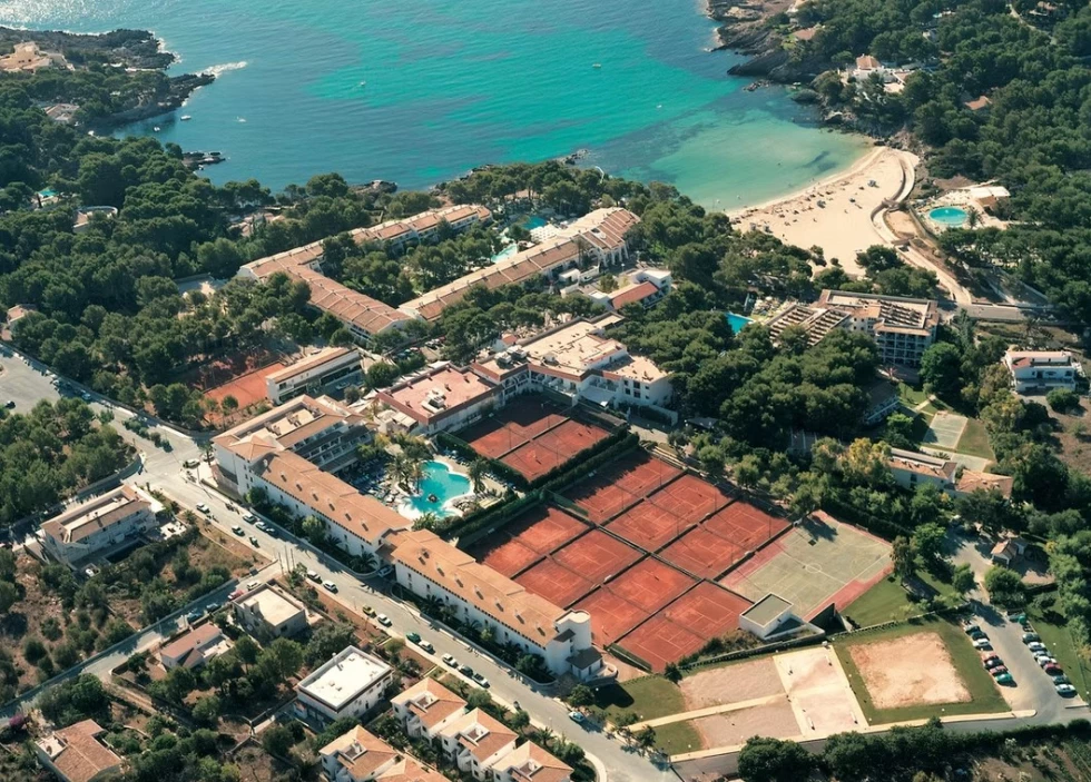 Tenis, słońce i rozwój umiejętności – dlaczego warto wybrać zagraniczne obozy tenisowe?