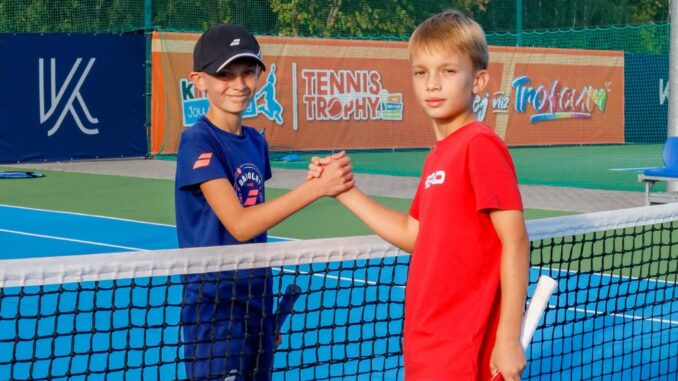 KINDER Joy of moving Tennis Trophy